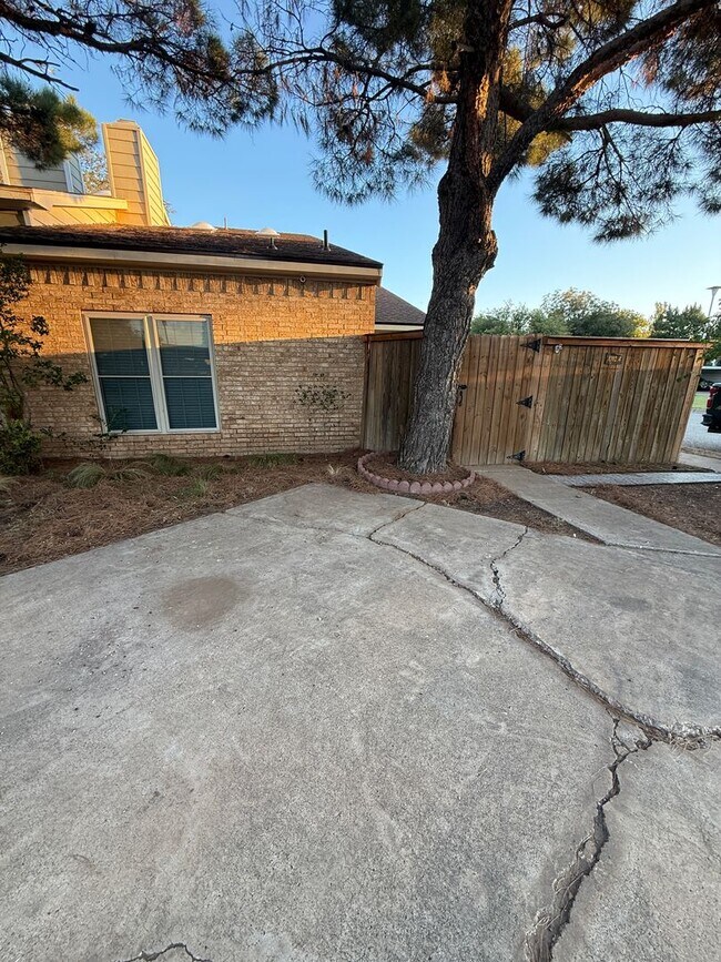 Building Photo - 3/2 Town House/ Quaker & 18th street!!