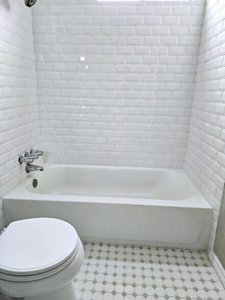 Building Photo - 220 Marguerita Ave