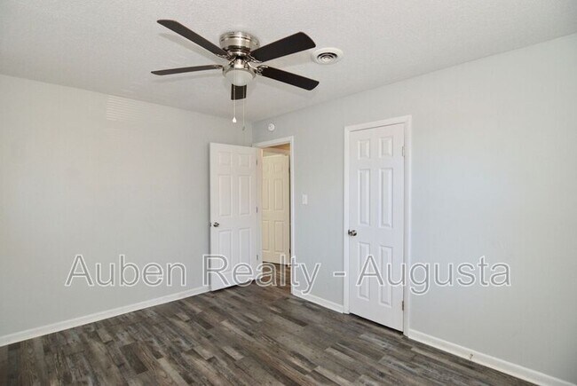 Building Photo - 524 Laverne Ave