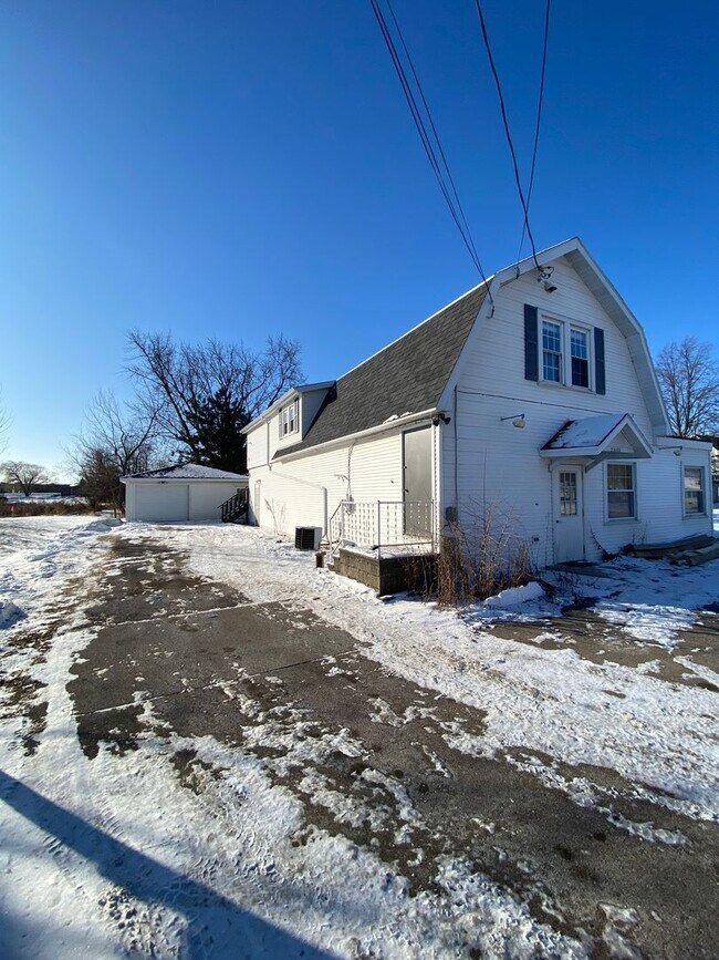 Building Photo - 2409 Omro Rd