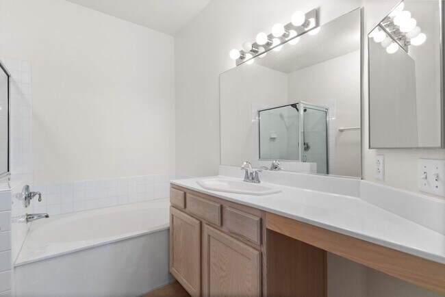 Building Photo - Beautiful 2 Bed 2 Bath ground floor condo in Guard Gated Green Valley Community. 1 Car garage!