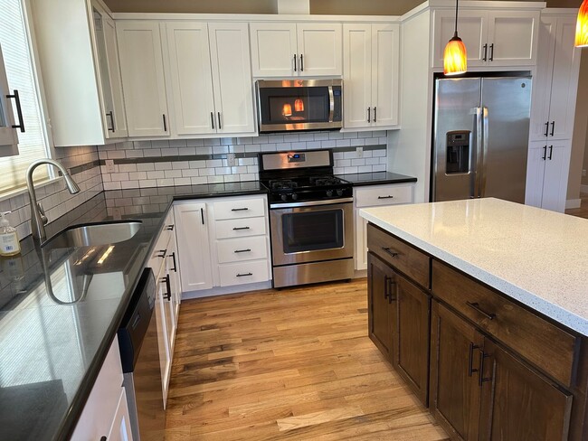 Building Photo - Super Cute 3 Bedroom with Bonus/Office in SE Portland Home!