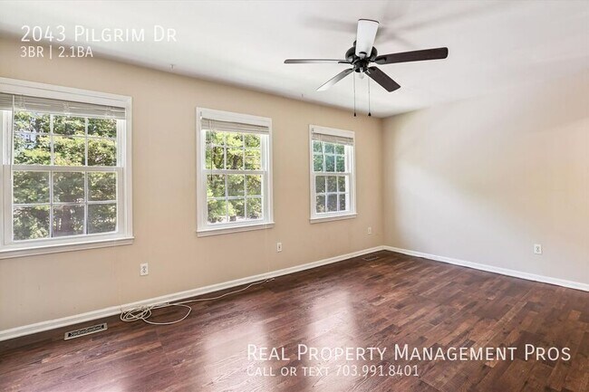 Building Photo - 2043 Pilgrim Dr