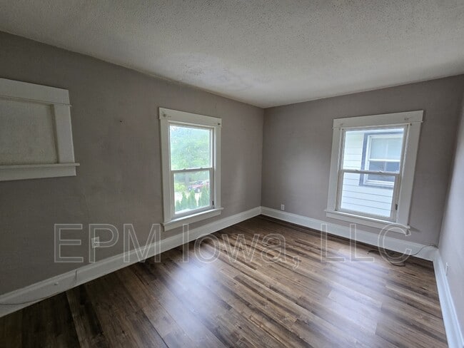 Building Photo - 408 1/2 Locust St