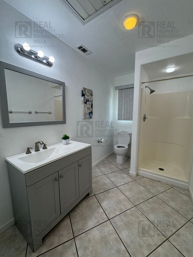 Building Photo - $750 MOVE-IN SPECIAL DISCOUNT AVAILABLE! Luxury Living Awaits: Stunning 4-Bedroom Cul-de-Sac Retr...