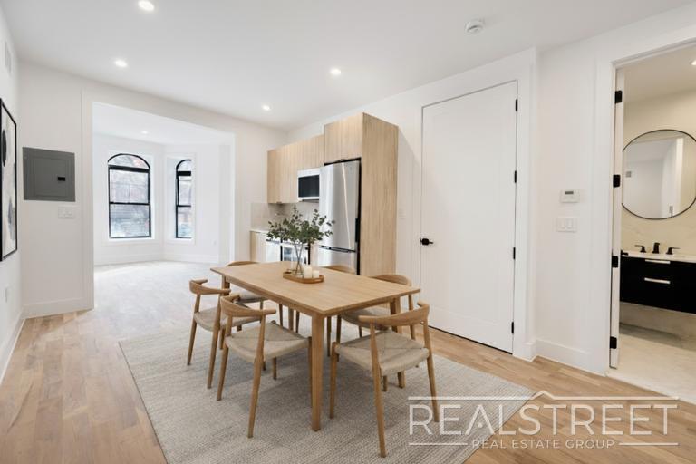 Building Photo - 3BR / 2BA with In-Unit Washer & Dryer