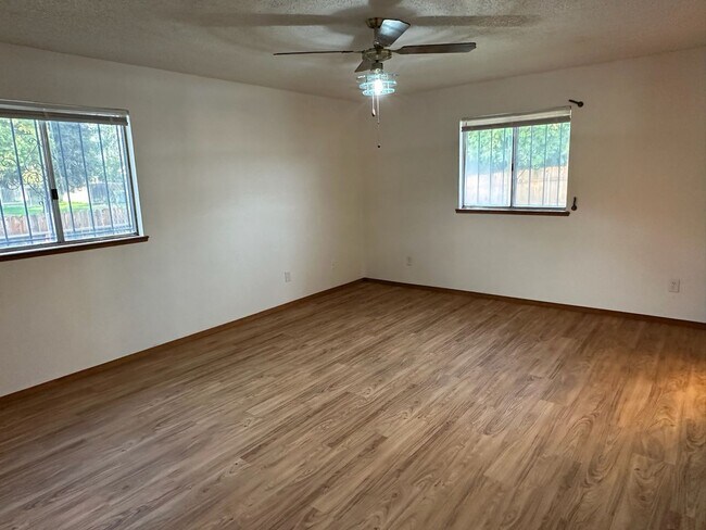 Building Photo - 570 N Lemona St
