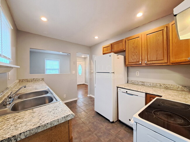 Building Photo - 342 Alger Ave