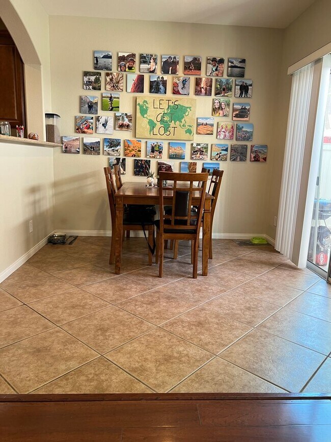 Building Photo - ABSOLUTELY AMAZING! Large 4 bedroom 2 stor...