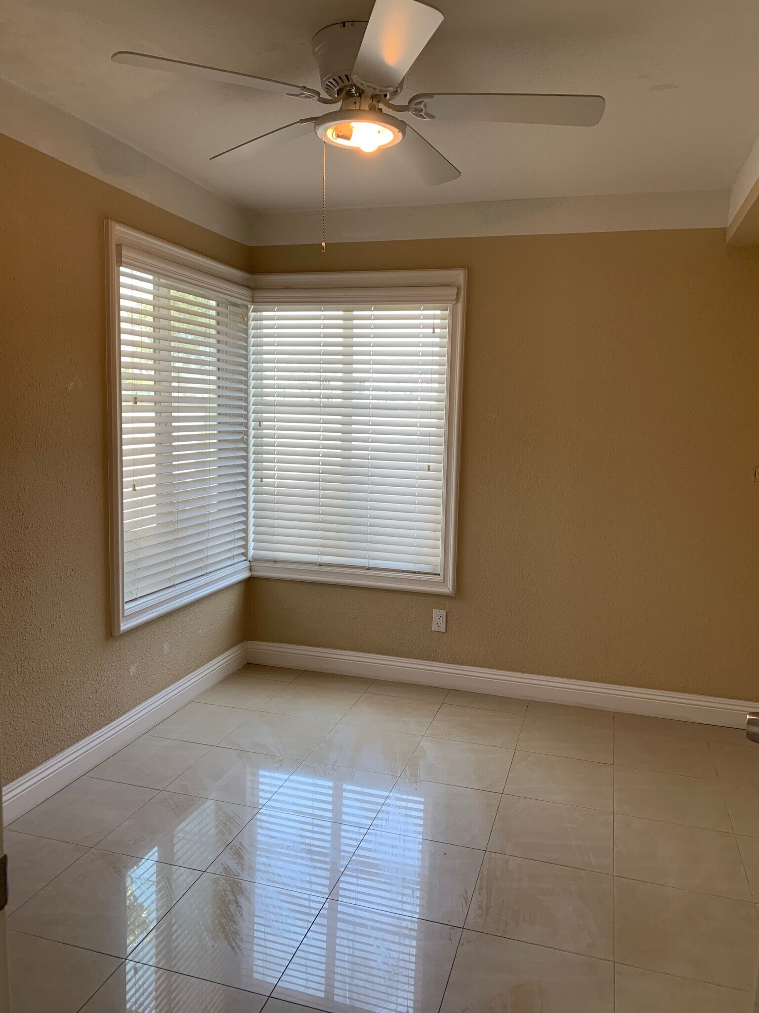 Building Photo - 2602 W Columbine Ave