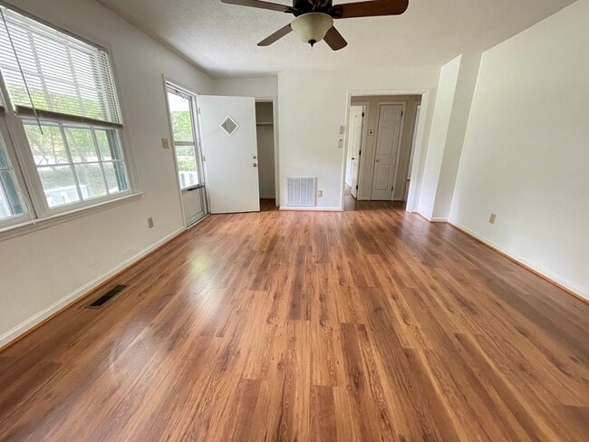 Building Photo - Charming 2br house on the Northside of Cha...