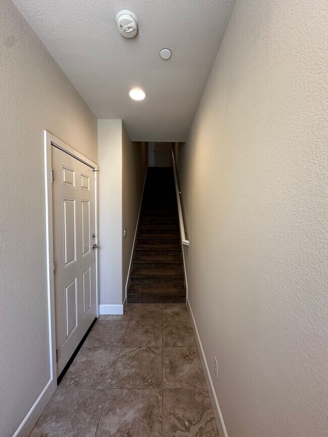 Building Photo - Tralee Village-Tri-Level Townhome, Modern ...