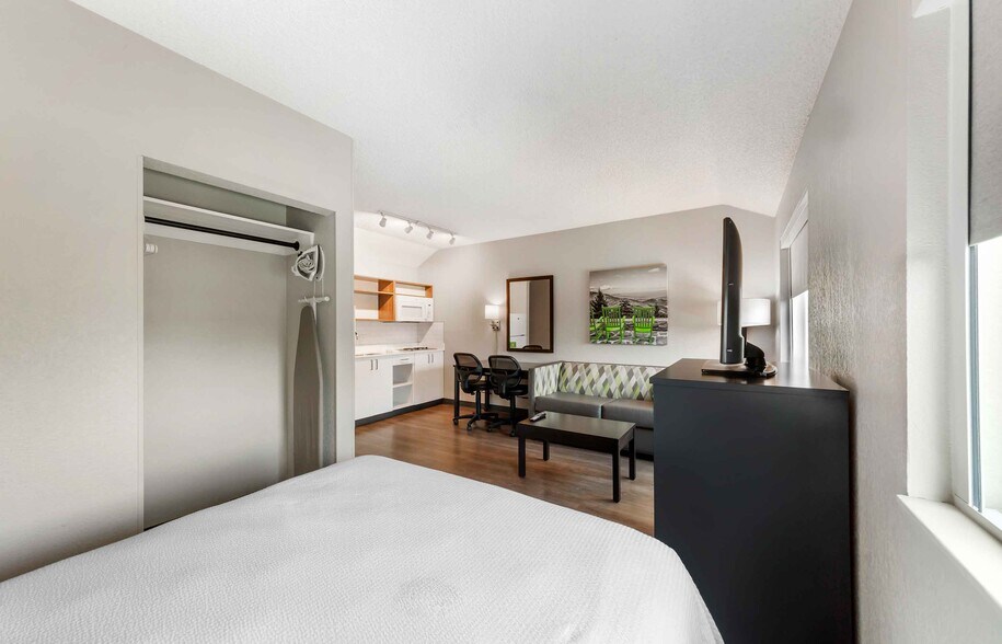 Building Photo - Furnished Studio-Miami - Airport - Miami Springs
