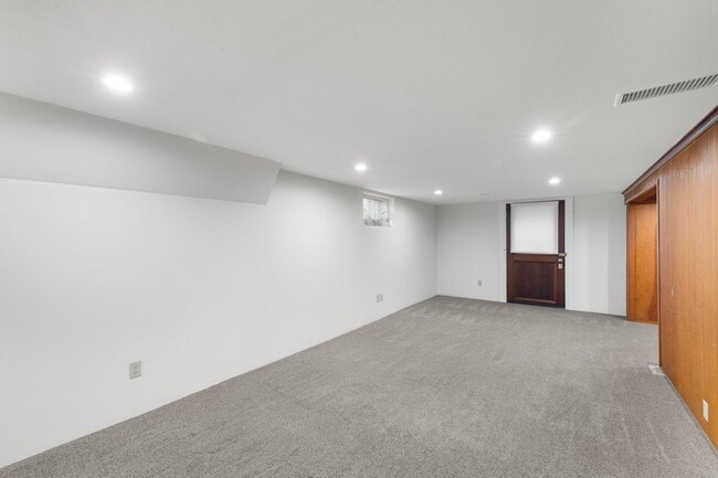 Building Photo - 2 bedroom 1 bath with full basement in Sellwood!