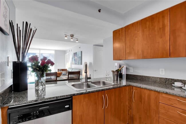 Building Photo - 1200 Brickell Bay Dr