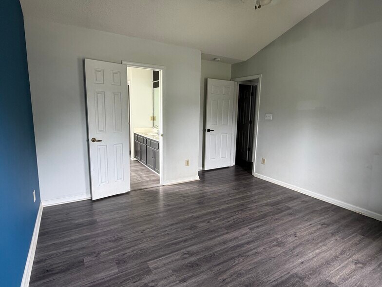 Master bedroom with ensuite - 14204 Lavender Trace Ct