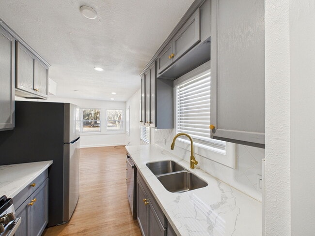 Building Photo - 607 Foch St