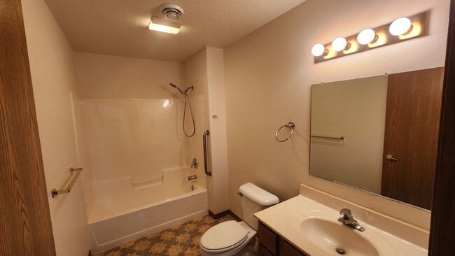 Building Photo - 2 Bedroom, 1.5 Bathroom Apartment with Bon...