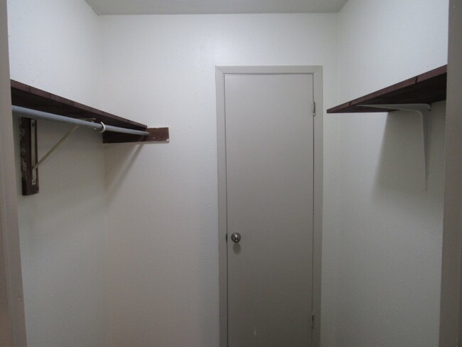 Building Photo - 2-Bedroom Apartment in Prime Pace Location...