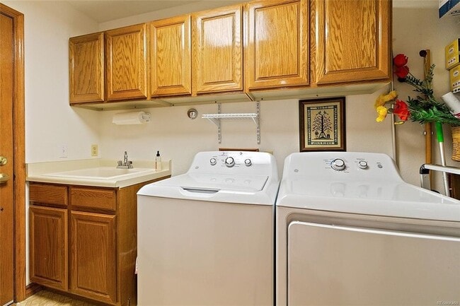 Building Photo - Executive 2BR/3BA Condo with Mountain View...