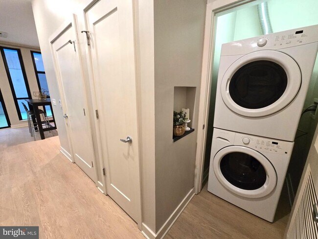 Building Photo - 1320 Fenwick Ln