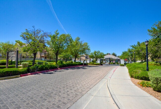 Building Photo - 2 Story 2 Bedroom Gated Community Amazing Location