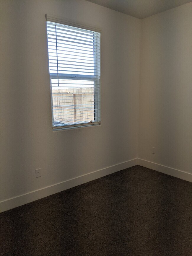 Building Photo - Prime location in Merced!