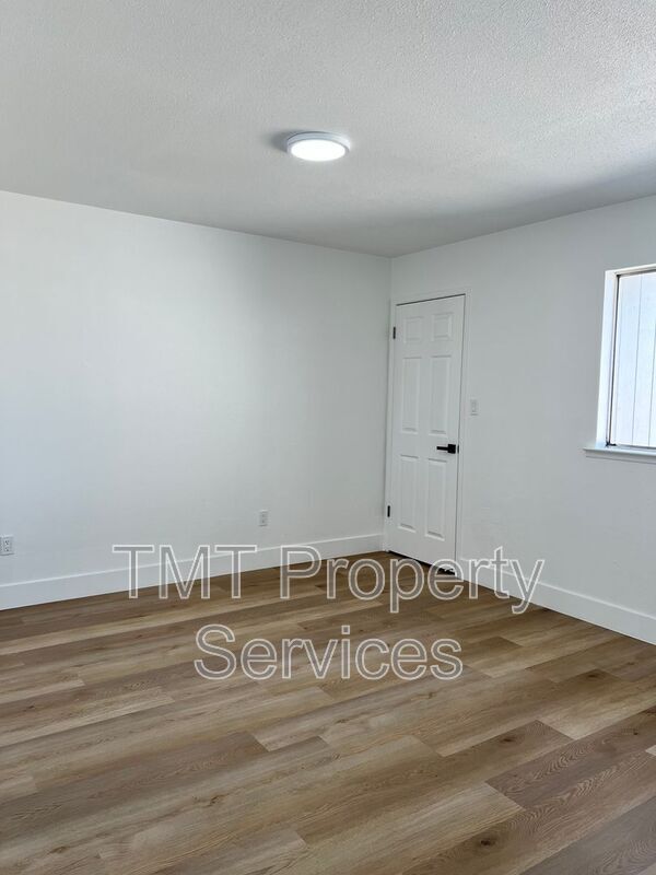 Building Photo - 610 E Newlove Dr