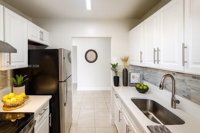 Building Photo - 400 NE 1st St