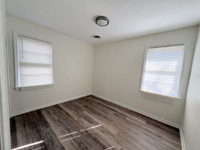 Building Photo - Larchmont