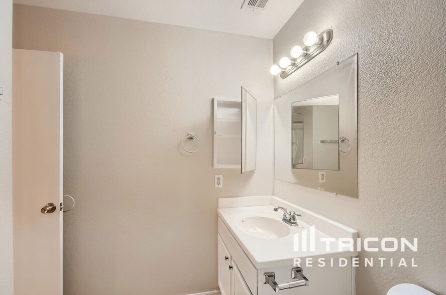 Building Photo - 14514 S Amado Blvd