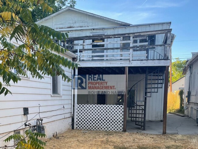 Building Photo - 207 20th Ave S