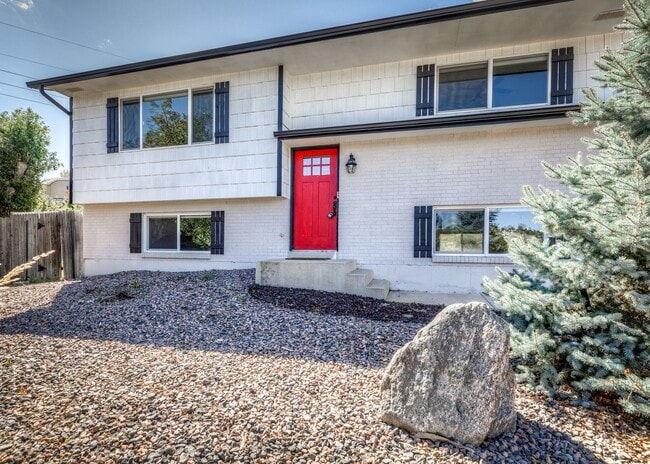 Building Photo - Charming 3 Bed Home Centrally located, Lar...