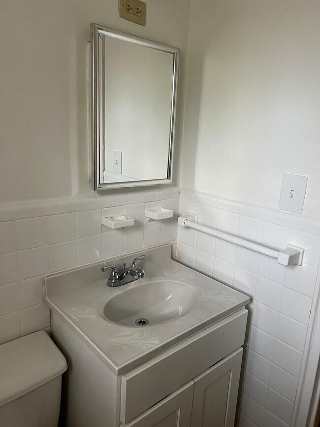 Building Photo - 2104 Hildarose Dr