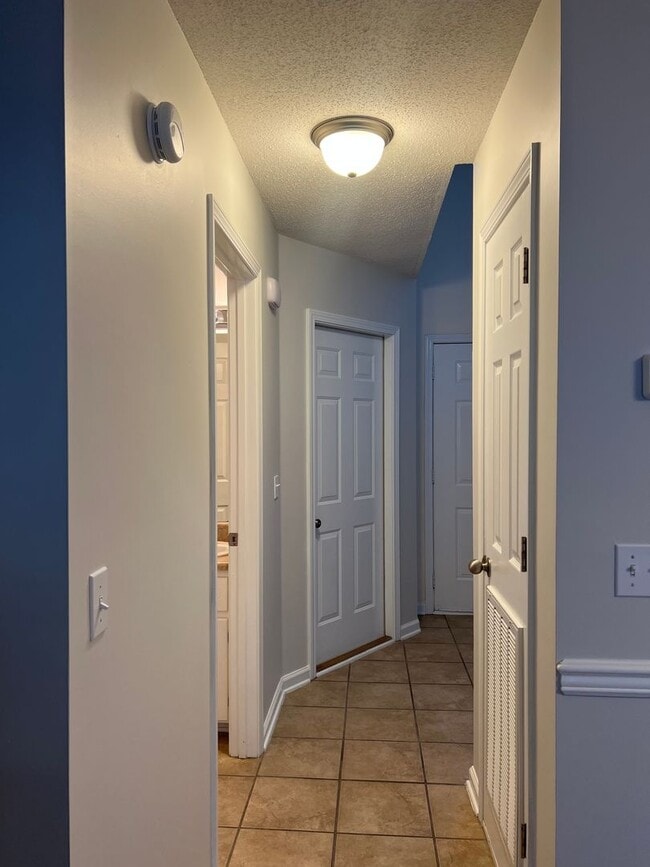 Building Photo - 105 Winthrope Ln