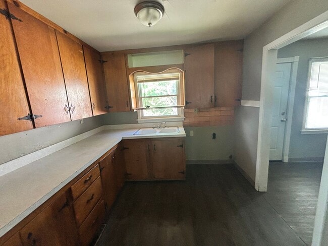 Building Photo - Charming 3 bed 1 bath with garage in quiet neighborhood!