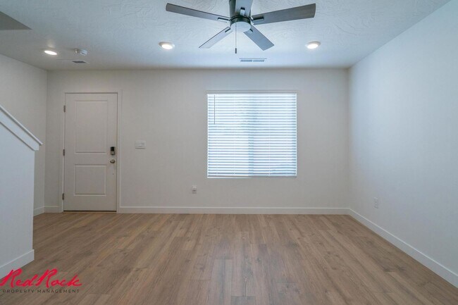 Building Photo - Dog Friendly! 3 Bedroom 2 Bathroom Townhome in Long Valley.