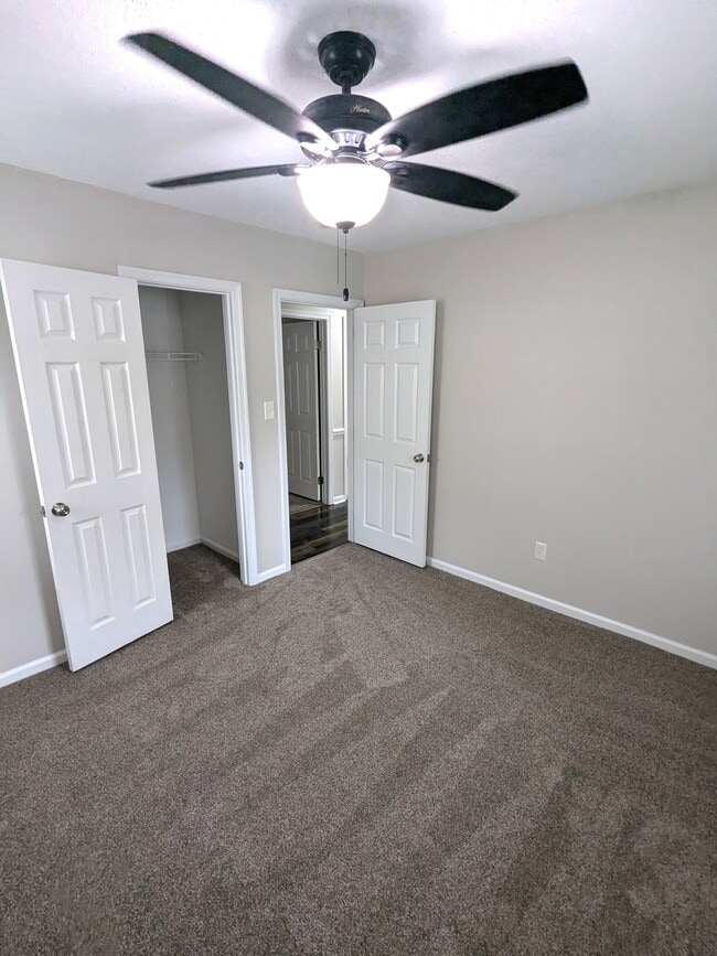 Building Photo - 107 Sandy Lake Dr