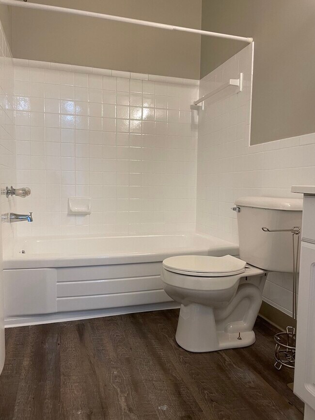 Building Photo - Large 1 bedroom condo Kenbrooke Court!