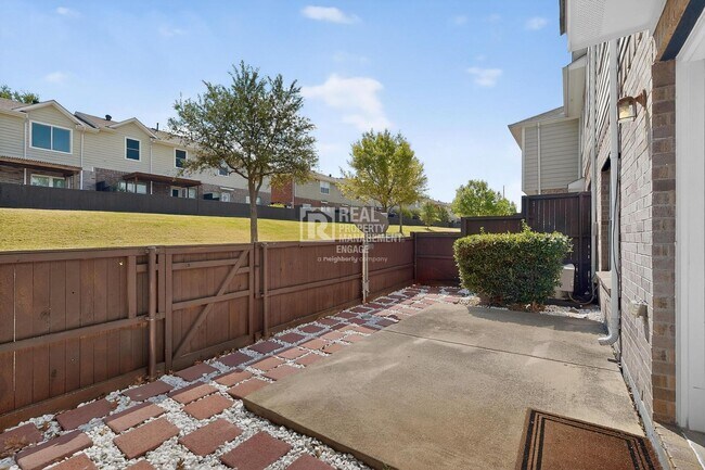 Building Photo - Modern Plano Townhome in Frisco ISD Available for Rent