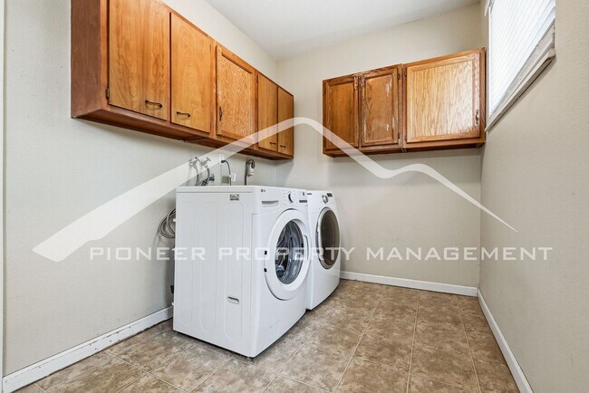 Building Photo - Spacious Duplex with Central AC and Washer/Dryer