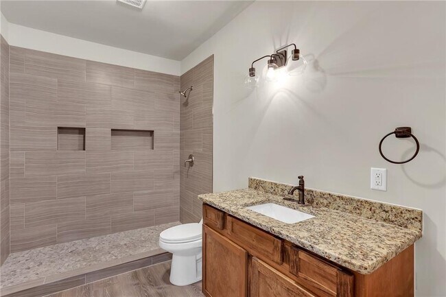 Building Photo - 568 Garden View Ct