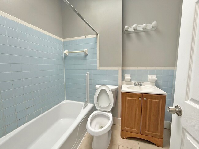 Building Photo - Modern Finishes, In-Unit Laundry & Bright Living Spaces