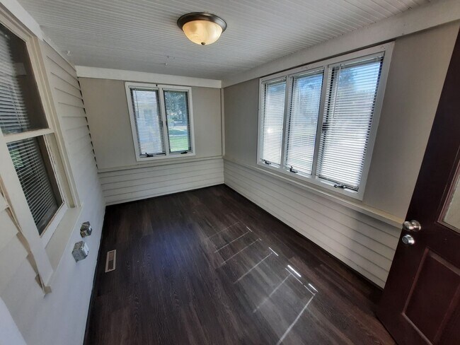 Building Photo - 2 Bedroom, 1 Bathroom home with large garage