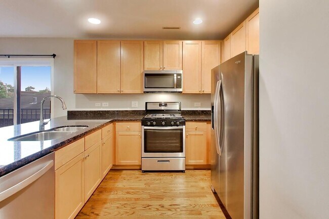 Building Photo - 421 S Ridgeland Ave