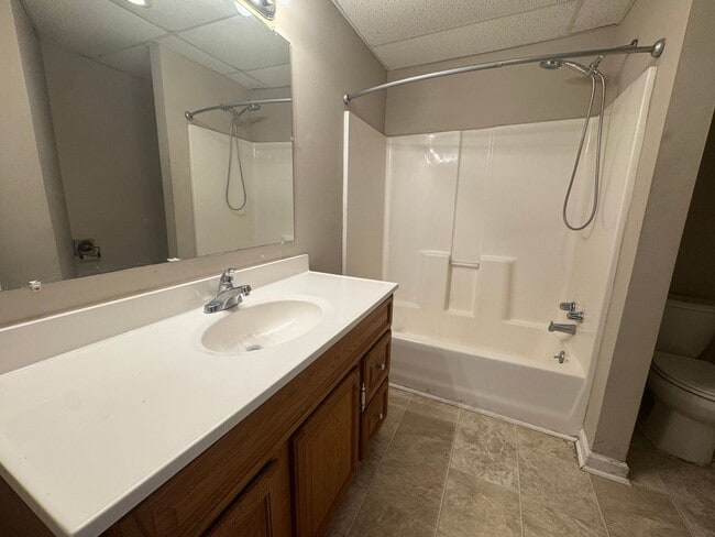 Building Photo - Four bedroom, two bathroom home near downt...