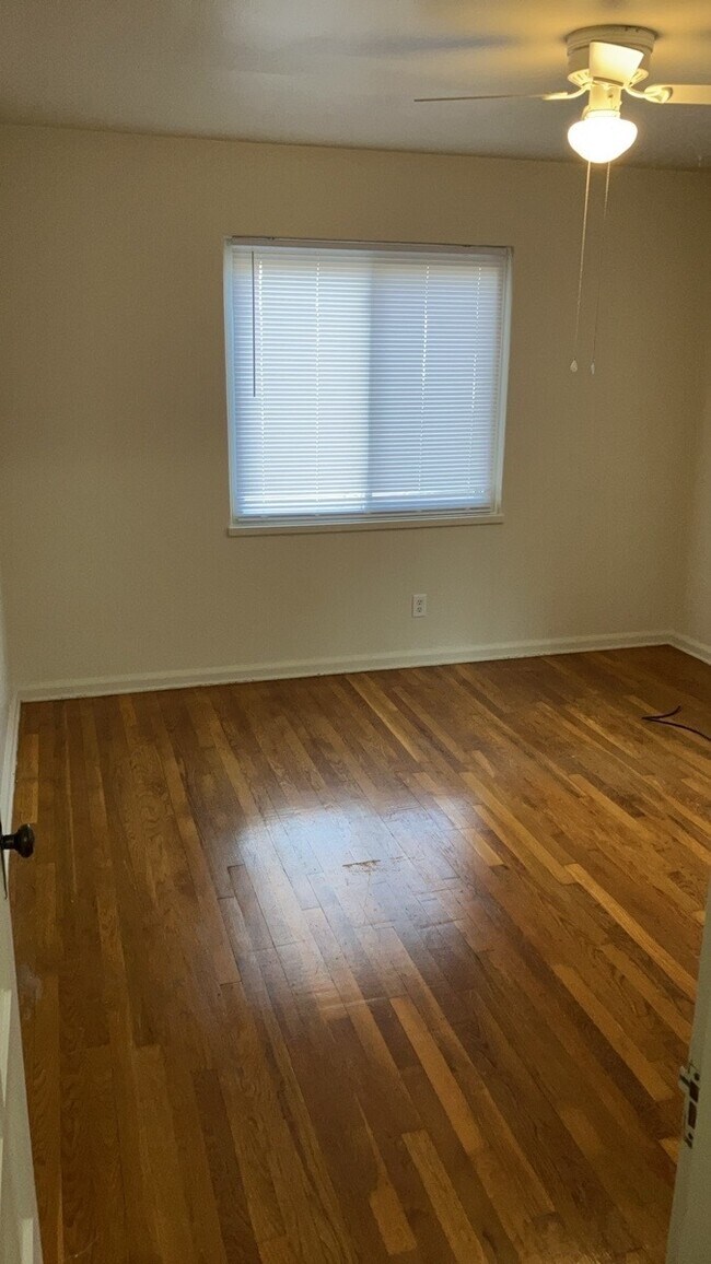 Building Photo - 1076 Sherwood Dr