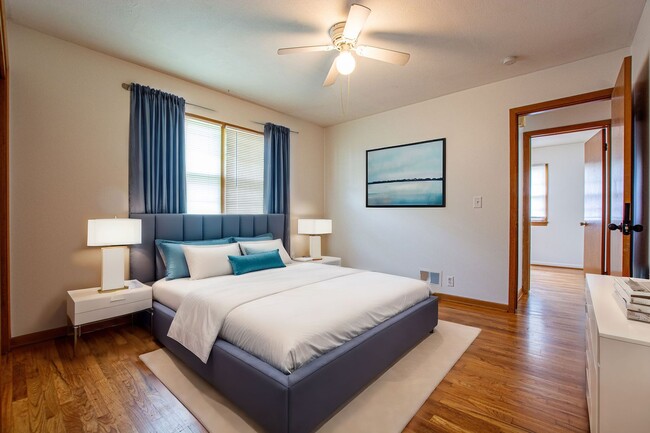 Building Photo - 2 Bedroom / 1 Bath Duplex with Private Basement and Washer/Dryer!