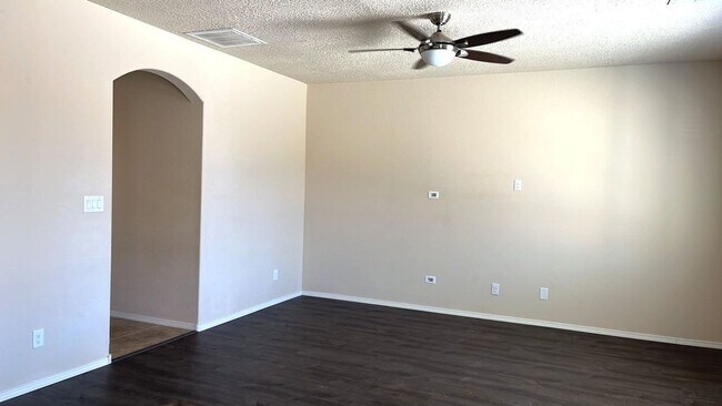 Building Photo - **Beautiful 4 Bedroom Home**Located in Lom...