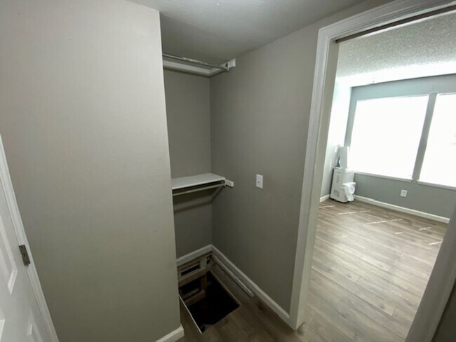 Building Photo - 447 S Memphis Way